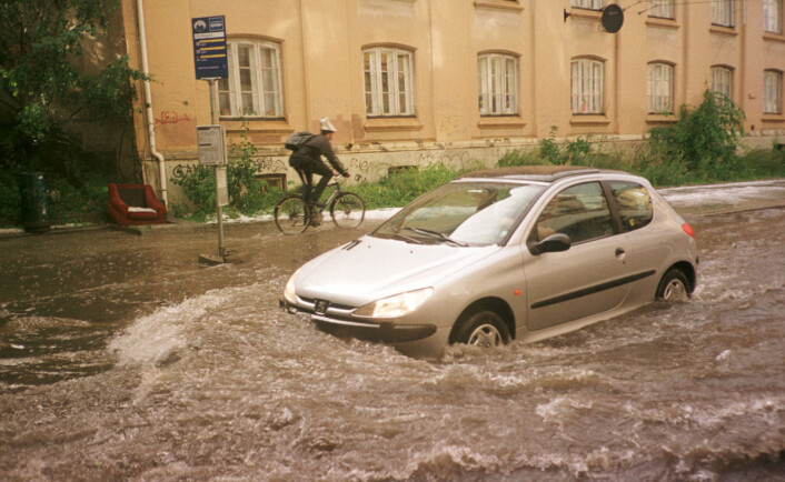 Overvømmelse etter skybrudd med regn og hagl i Gamlebyen i Oslo, 10. august 2001. (Foto: Katrine Nordli, Aftenposten.) Overvømmelse etter skybrudd med regn og hagl i Gamlebyen i Oslo, 10. august 2001. (Foto: Katrine Nordli, Aftenposten.)