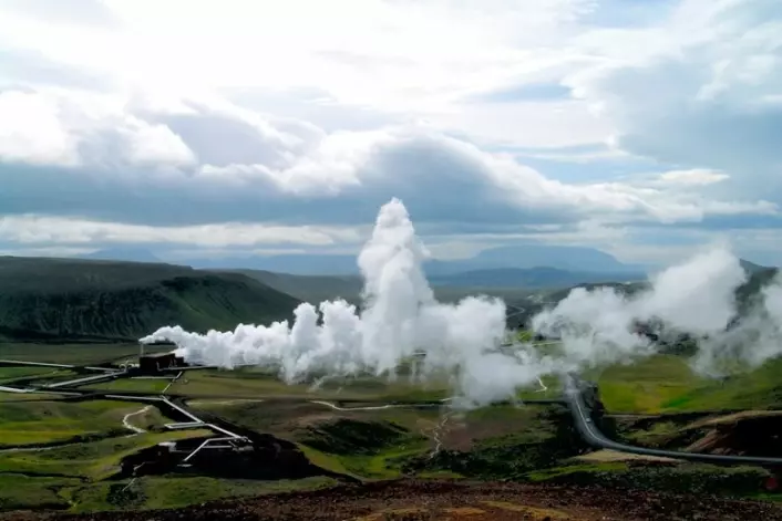 Kraftverk som utnytter jordvarme finnes i dag stort sett bare i vulkanske områder – som her på Island. Bildet viser det geotermiske kraftverket Krafla som ble satt i drift i 1977. (Foto: GEO / Halfdan Carstens)