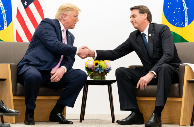 Donald Trump har fått mange reaksjoner på sine dominerende håndtrykk. Her er han sammen med Brasils president Jair Bolsonaro, som har fått kallenavnet «Tropenes Trump». Kant mener begge de to folkevalgte lederne har trekk som kan fremstå som tyranniske. Donald Trump har fått mange reaksjoner på sine dominerende håndtrykk. Her er han sammen med Brasils president Jair Bolsonaro, som har fått kallenavnet «Tropenes Trump». Kant mener begge de to folkevalgte lederne har trekk som kan fremstå som tyranniske.