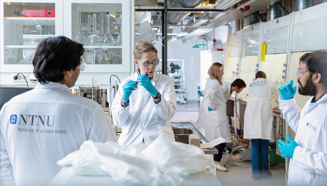 Her masseproduseres NTNUs covid-19 test. Fra venstre: Anuvansh Sharma, Vegar Ottesen og Sulalit Bandyopadhyay Her masseproduseres NTNUs covid-19 test. Fra venstre: Anuvansh Sharma, Vegar Ottesen og Sulalit Bandyopadhyay