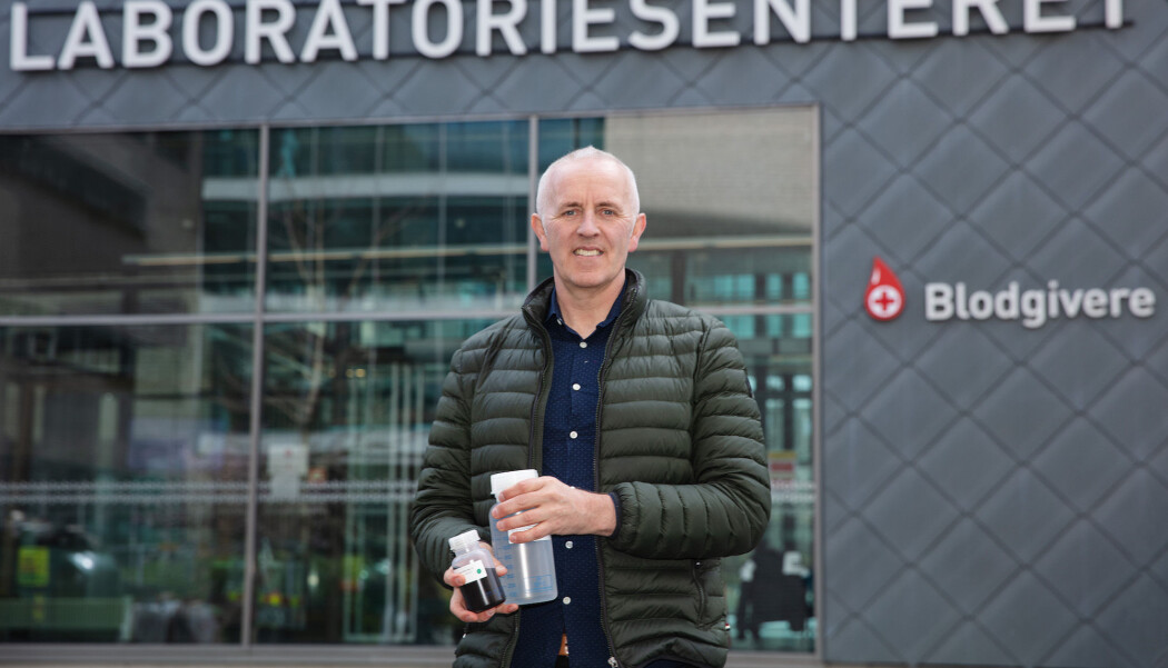Professor Magnar Bjørås med en testkit i hånda. Den inneholder nok magnetiske nanopartikler og kjemikalieløsning til 10 000 tester. Professor Magnar Bjørås med en testkit i hånda. Den inneholder nok magnetiske nanopartikler og kjemikalieløsning til 10 000 tester.