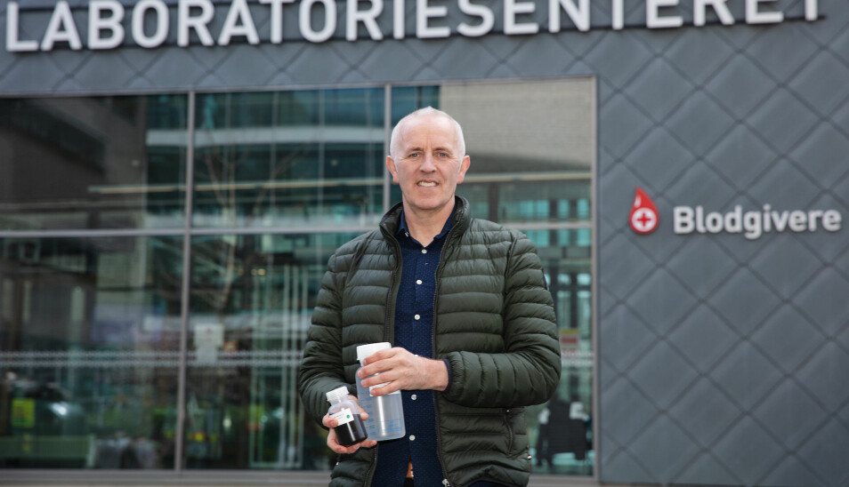 Professor Magnar Bjørås med en testkit i hånda. Den inneholder nok magnetiske nanopartikler og kjemikalieløsning til 10 000 tester.
