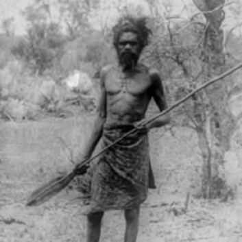 Foto fra omkring 1910 av en mann fra omtrent samme kultur og sted som mannen som donerte hårlokken. (Foto: State Library of Western Australia) Foto fra omkring 1910 av en mann fra omtrent samme kultur og sted som mannen som donerte hårlokken. (Foto: State Library of Western Australia)