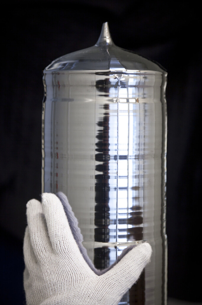This is what the silicon crystal looks like after it has been extracted from the crucible. This is what the silicon crystal looks like after it has been extracted from the crucible.