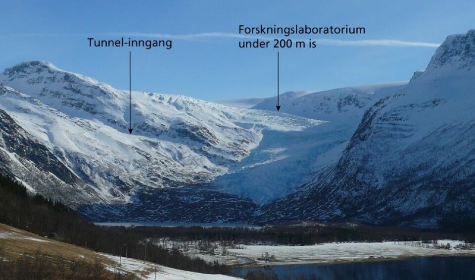 Engabreen sett fra vestsiden av Engabrevatnet. Pilen viser hvor Svartisen subglasiale laboratorium ligger under breen. (Foto: Hallgeir Elvehøy/NVE)