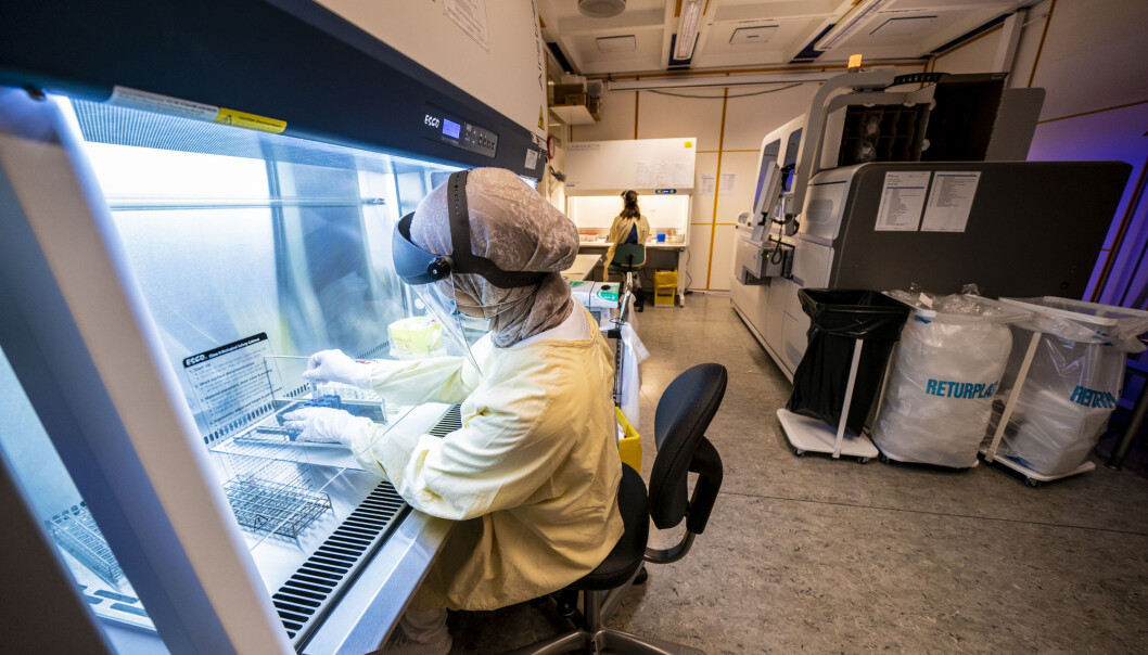 Her tester en bioingeniør prøver for SARS-CoV-2 i en analysemaskin på klinikk for laboratoriemedisin ved Oslo universitetssykehus Ullevål. Her tester en bioingeniør prøver for SARS-CoV-2 i en analysemaskin på klinikk for laboratoriemedisin ved Oslo universitetssykehus Ullevål.