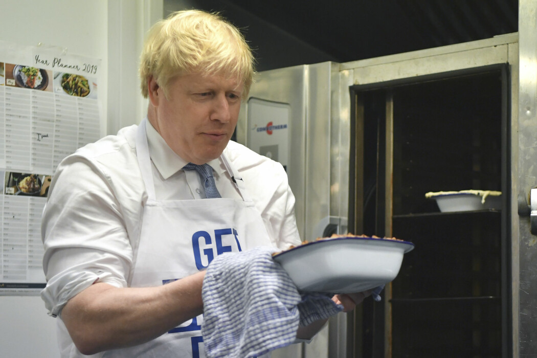 Storbritannias statsminister Boris Johnson snakker åpent om sine egne vektproblemer når han nå lansere en ny kampanje mot overvekt i befolkningen. Her lager han pai i kampanjen for å få Storbritannia ut av EU.
