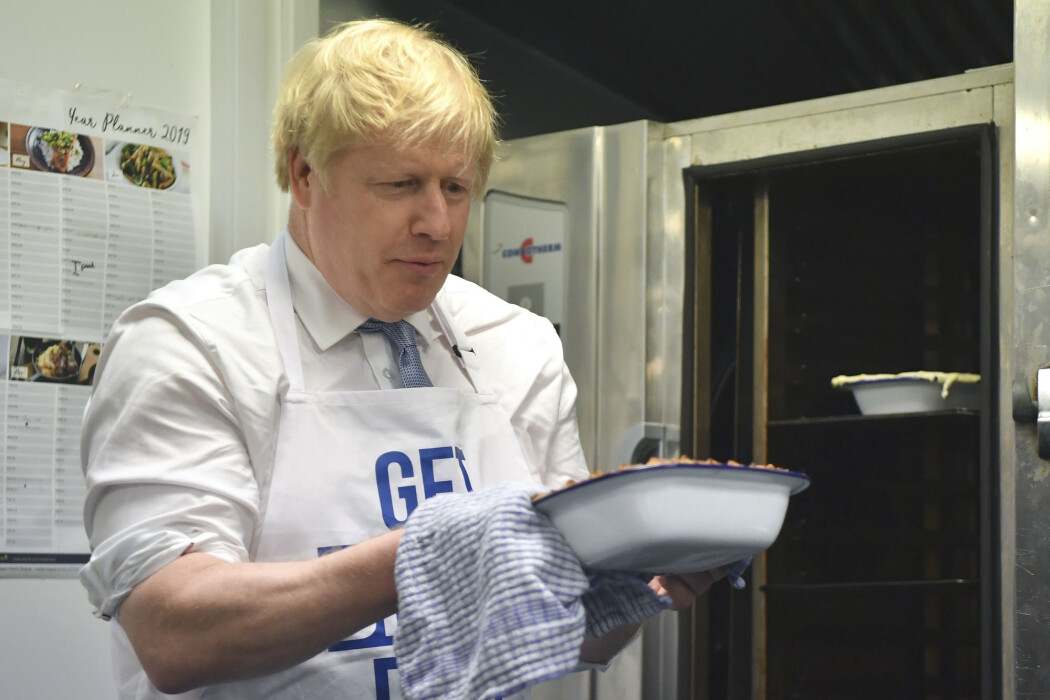 Storbritannias statsminister Boris Johnson snakker åpent om sine egne vektproblemer når han nå lansere en ny kampanje mot overvekt i befolkningen. Her lager han pai i kampanjen for å få Storbritannia ut av EU. Storbritannias statsminister Boris Johnson snakker åpent om sine egne vektproblemer når han nå lansere en ny kampanje mot overvekt i befolkningen. Her lager han pai i kampanjen for å få Storbritannia ut av EU.