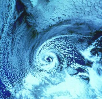Polart lavtrykk treffer kysten av Finnmark. Legg merke til syklonformen. Sydspissen av Svalbard ligger øverst i bildet. (Foto: Wikimedia Commons) Polart lavtrykk treffer kysten av Finnmark. Legg merke til syklonformen. Sydspissen av Svalbard ligger øverst i bildet. (Foto: Wikimedia Commons)