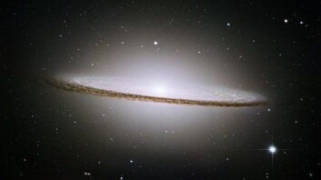 "Dette er Sombrerogalaksen, eller Messier 104 (M104), som ligger rundt 28 millioner lysår fra Jorden. Så langt unna er det nok vanskelig å spore livstegn, men det kan vel hende det finnes intelligente skapninger der likevel?" "Dette er Sombrerogalaksen, eller Messier 104 (M104), som ligger rundt 28 millioner lysår fra Jorden. Så langt unna er det nok vanskelig å spore livstegn, men det kan vel hende det finnes intelligente skapninger der likevel?"