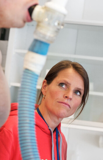 Elisabeth Edvardsen opplever at lungekreftpasienter tåler trening overraskende godt. (Foto: Birgitte Hendeide) Elisabeth Edvardsen opplever at lungekreftpasienter tåler trening overraskende godt. (Foto: Birgitte Hendeide)