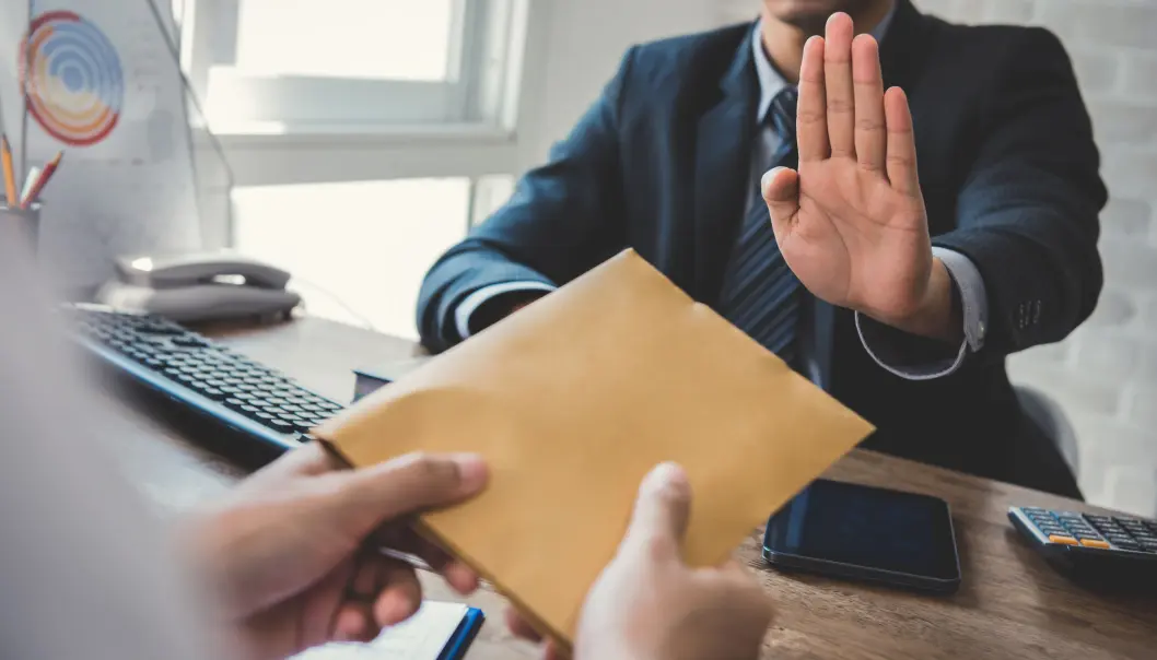 Økonomisk belønning for varsling ble opplevd som negativt av kommuneansatte – nesten som en forlengelse av korrupsjonen – med mindre det var nedfelt i rutinene for varsling. Økonomisk belønning for varsling ble opplevd som negativt av kommuneansatte – nesten som en forlengelse av korrupsjonen – med mindre det var nedfelt i rutinene for varsling.