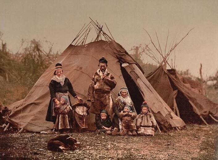 "Den samiske boformen har variert med tidene selv om vi har et stereotypisk bilde av den, representert av denne familien fra 1900." "Den samiske boformen har variert med tidene selv om vi har et stereotypisk bilde av den, representert av denne familien fra 1900."