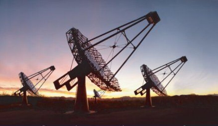 "VERITAS-teleskopene ved Whipple Observatory. Med disse teleskopene har Rose og kollegaene tenkt å fortsette jakten på lys fra intelligent liv i rommet." "VERITAS-teleskopene ved Whipple Observatory. Med disse teleskopene har Rose og kollegaene tenkt å fortsette jakten på lys fra intelligent liv i rommet."