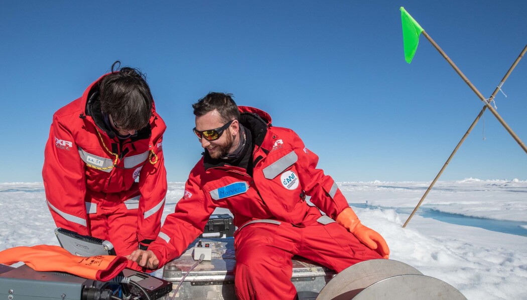 Bilde 1: Morven Muilwijk og Kirstin Schulz fra Team Ocean gjør målinger av havet under sjøisen. Bilde 1: Morven Muilwijk og Kirstin Schulz fra Team Ocean gjør målinger av havet under sjøisen.