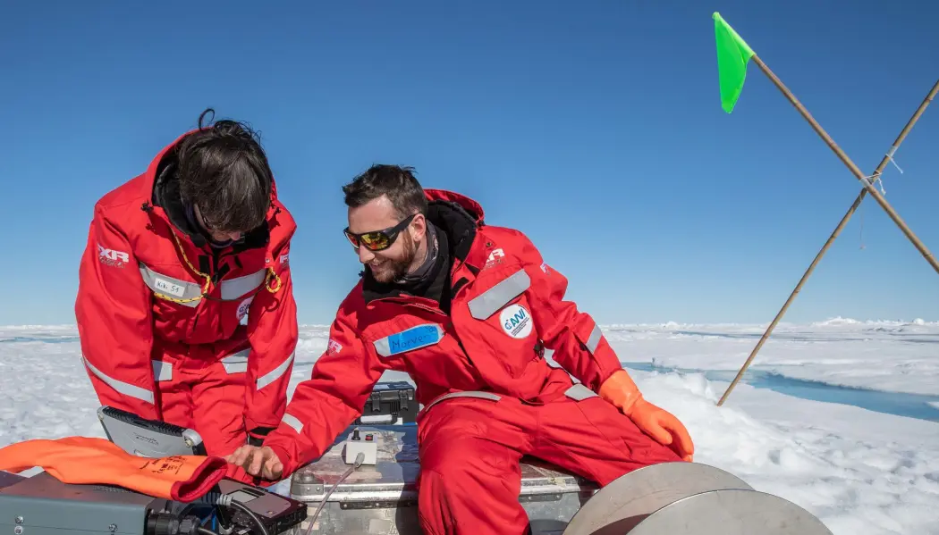 Bilde 1: Morven Muilwijk og Kirstin Schulz fra Team Ocean gjør målinger av havet under sjøisen. Bilde 1: Morven Muilwijk og Kirstin Schulz fra Team Ocean gjør målinger av havet under sjøisen.