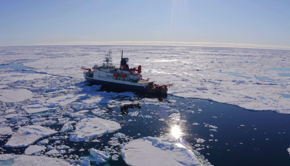 Polarstern driver med sjøisen i polhavet. Polarstern driver med sjøisen i polhavet.