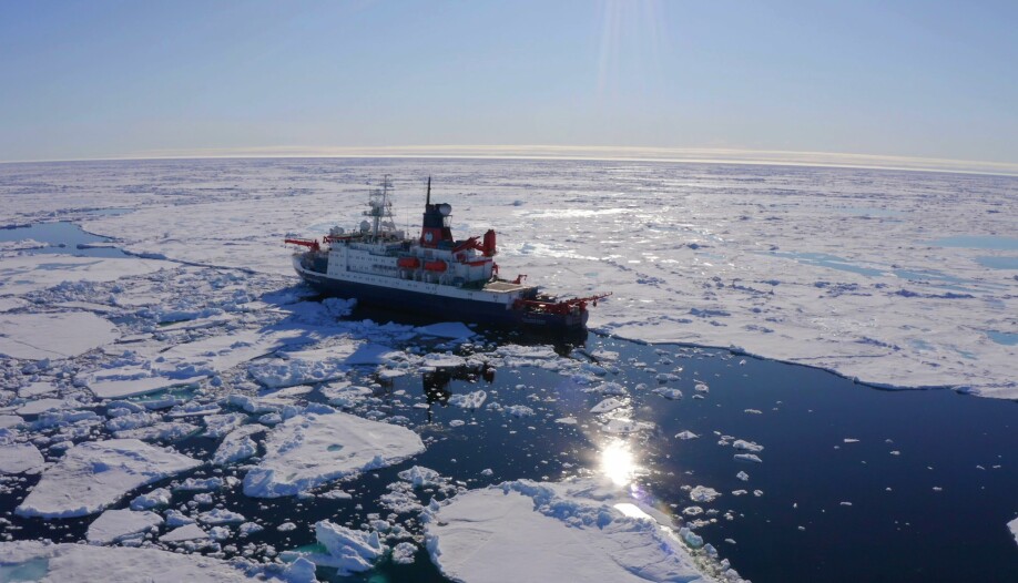 Polarstern driver med sjøisen i polhavet.