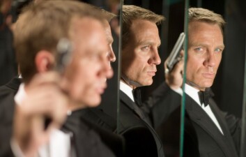 Dette er den Bond vi har blitt vant til å se, med pistol i hånd. Men tidligere versjoner av spionen var langt mer fredsommelig enn det som har blitt vanlig i de nyere filmene. (Foto: Sony Pictures Release International) Dette er den Bond vi har blitt vant til å se, med pistol i hånd. Men tidligere versjoner av spionen var langt mer fredsommelig enn det som har blitt vanlig i de nyere filmene. (Foto: Sony Pictures Release International)