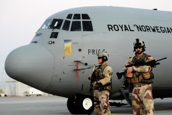 Et sikkerhetslag passer på et fly i Afghanistan. (Foto: Torbjørn Kjosvold, Forsvarets mediesenter) Et sikkerhetslag passer på et fly i Afghanistan. (Foto: Torbjørn Kjosvold, Forsvarets mediesenter)