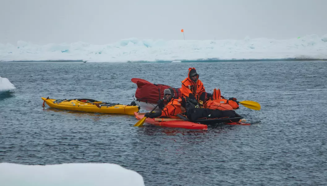 Bilde 2: Morven Muilwijk og en gruppe forskere bruker en katamaran laget av to kajakker til å hente måleutstyr på isflak som har brukket av og drevet fra det sentrale forskningsflaket.