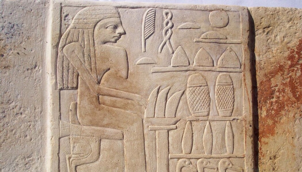Allerede før faraoer og pyramider satte sitt preg på Egypt, kunne egypterne kunsten å hugge i stein. Arkeologer fant 50 relieffer på en gravplass for vanlige folk. Allerede før faraoer og pyramider satte sitt preg på Egypt, kunne egypterne kunsten å hugge i stein. Arkeologer fant 50 relieffer på en gravplass for vanlige folk.
