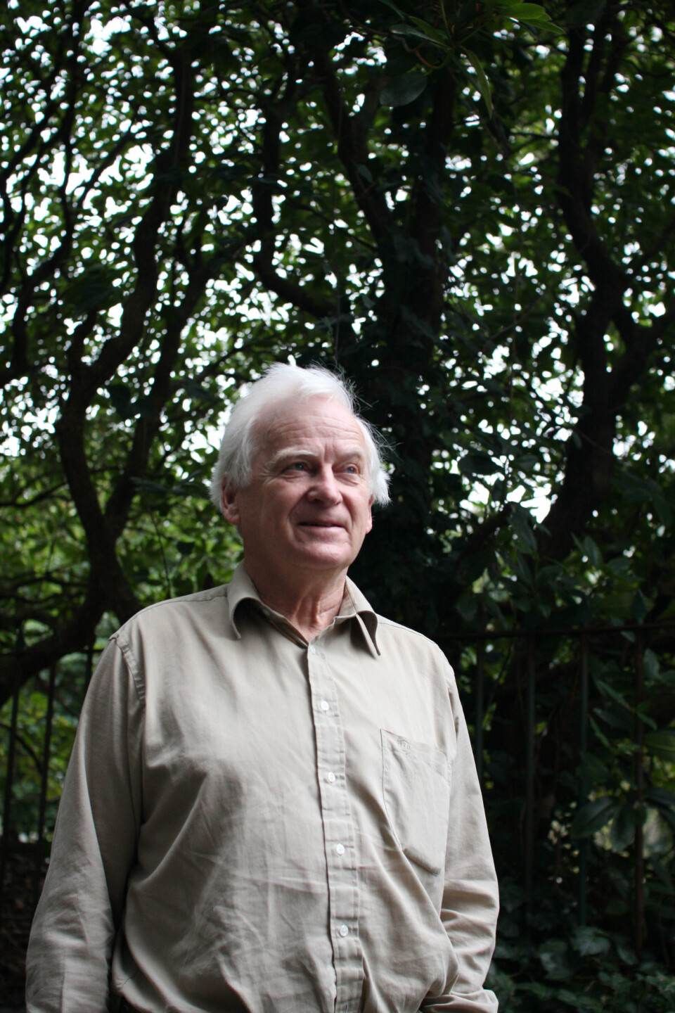 Dagfinn Moe er professor emeritus ved Universitetsmuseet i Bergen. Han arbeider på et større arbeid om bergensk hagehistorie. (Foto: Walter Wehus)