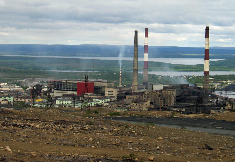 Giftige tungmetaller i større mengder enn normalt er funnet opptil 60 kilometer unna smelteverkene i Nikel (bildet) og Zapoljarnyj. (Foto: Magne Kveseth)