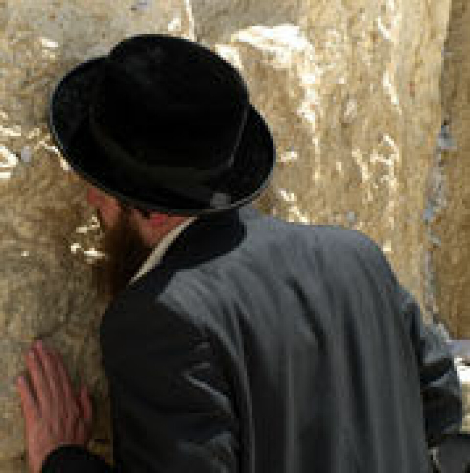 En jødisk mann ber ved Klagemuren. (Foto: Wikimedia Commons)