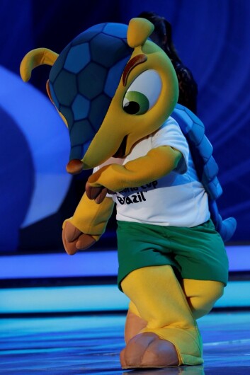 Maskot-varianten av beltedyret er en velkommen gjest på Brasils fotballbaner. (Foto: Ricardo Moraes, Reuters) Maskot-varianten av beltedyret er en velkommen gjest på Brasils fotballbaner. (Foto: Ricardo Moraes, Reuters)