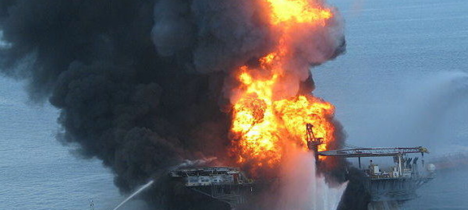 Oljeriggen Deepwater Horizon i flammer 21. april 2010. (Foto: US Coast Guard)