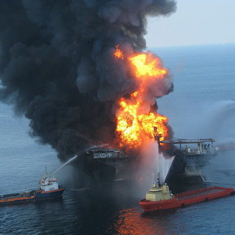 Oljeriggen Deepwater Horizon i flammer 21. april 2010. (Foto: US Coast Guard)