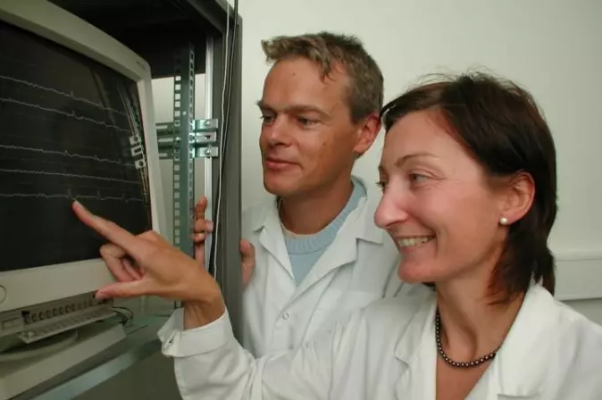 I 2002 kunne May-Britt og Edvard Moser studere elektriske signaler fra enkeltceller i en rottehjerne. Nå kan de studere store nettverk og populasjoner av hjerneceller, slik at de er i ferd med å forene fysiologi og psykologi.