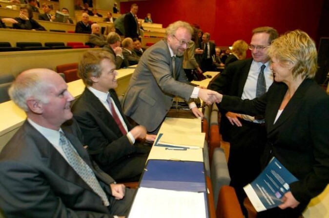 Stor stas i 2002: De tre NTNU-forskerne Peder Emstad, Edvard Moser og Torgeir Moen skulle lede hvert sitt SFF og ble gratulert av Forskningsrådets direktør Christian Hambro og statsråd Kristin Clemet. Stor stas i 2002: De tre NTNU-forskerne Peder Emstad, Edvard Moser og Torgeir Moen skulle lede hvert sitt SFF og ble gratulert av Forskningsrådets direktør Christian Hambro og statsråd Kristin Clemet.