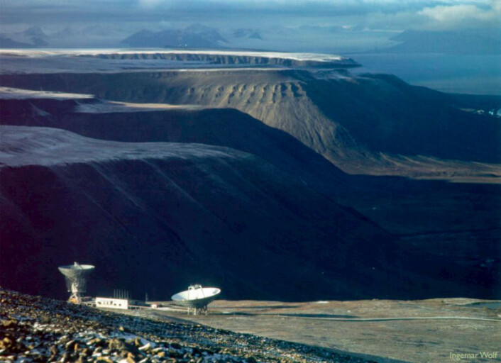 For å finne både hastighet og retning på skyene av de elektrisk ladede partiklene i ionosfæren høyt oppe, må flere store antenner registrere radarekkoet samtidig. Her er antennen ved Longyearbyen på Svalbard. (Foto: Ingemar Wolf, EISCAT) For å finne både hastighet og retning på skyene av de elektrisk ladede partiklene i ionosfæren høyt oppe, må flere store antenner registrere radarekkoet samtidig. Her er antennen ved Longyearbyen på Svalbard. (Foto: Ingemar Wolf, EISCAT)