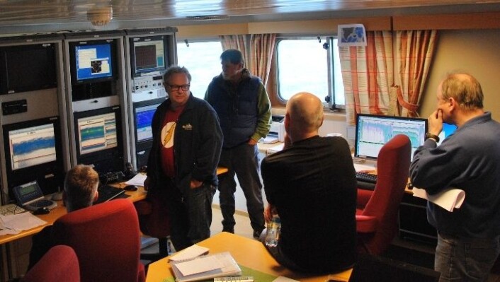 Hva betyr fargene på skjermen? Toktdeltagerne diskuterer ekkoloddet i skipets kontrollrom. F.v. Jan Arne Vågenes, Martin Dahl, Peter Wiebe, Webjørn Melle og Tor Knutsen. (Foto: Hanne Østli Jakobsen) Hva betyr fargene på skjermen? Toktdeltagerne diskuterer ekkoloddet i skipets kontrollrom. F.v. Jan Arne Vågenes, Martin Dahl, Peter Wiebe, Webjørn Melle og Tor Knutsen. (Foto: Hanne Østli Jakobsen)