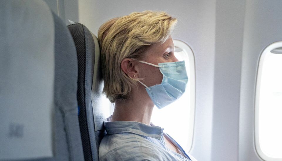 Alle SAS-passasjerer må ha på seg munnbind under alle flyvninger, men ellers er ikke munnbind pålagt i Norge. Bildet er av Maja Musum, som følger flyselskapets regler på tur til København.