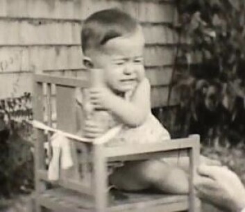 Donald likte absolutt ikke å bli kjørt rundt på en stol på hjul. Det tok Gua på strak arm. (Foto: Pennsylvania State Univ.) Donald likte absolutt ikke å bli kjørt rundt på en stol på hjul. Det tok Gua på strak arm. (Foto: Pennsylvania State Univ.)