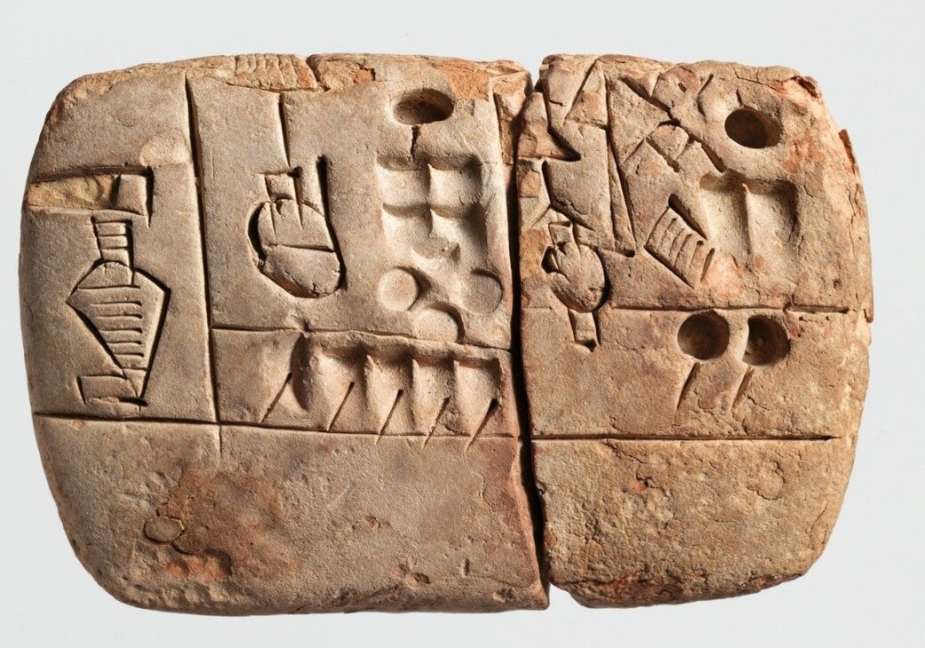Denne leirtavla er mer enn 5000 år gammel. Det er en avtale om at en mengde korn skal leveres over tre år. Og her står også det navnet som forskere mener er det eldste navnet som er skrevet ned. Denne leirtavla er mer enn 5000 år gammel. Det er en avtale om at en mengde korn skal leveres over tre år. Og her står også det navnet som forskere mener er det eldste navnet som er skrevet ned.