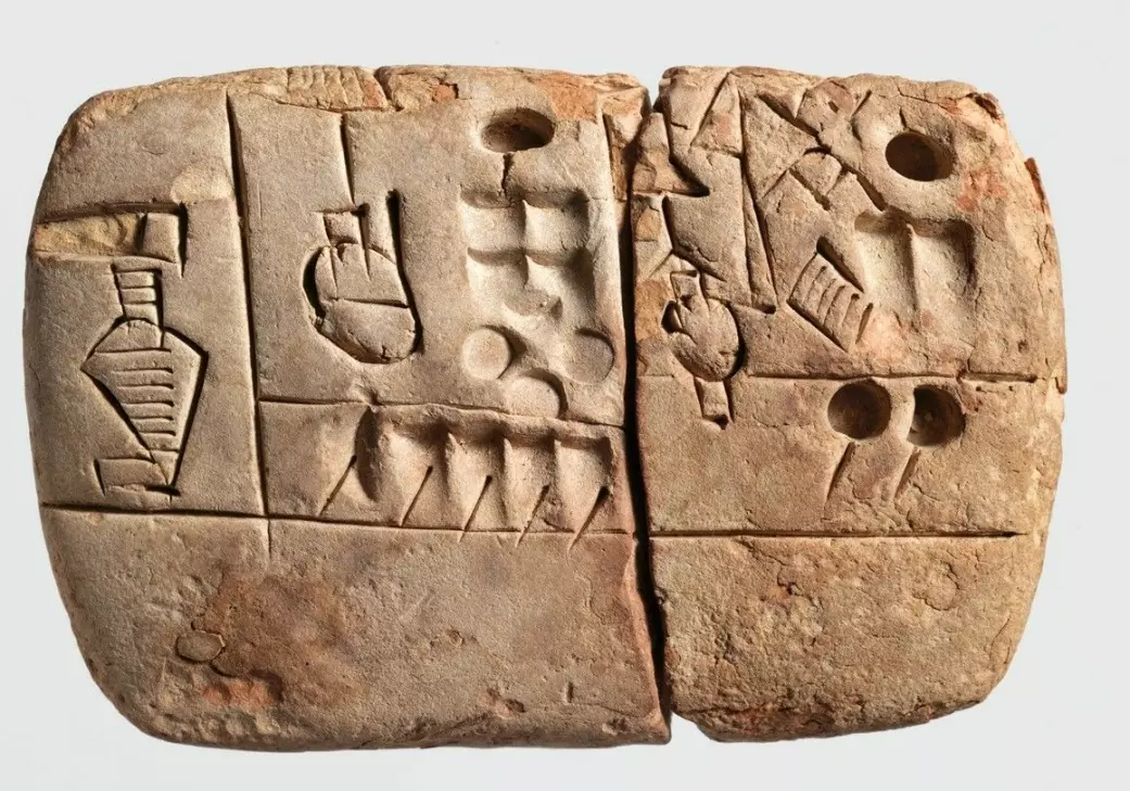 Denne leirtavla er mer enn 5000 år gammel. Det er en avtale om at en mengde korn skal leveres over tre år. Og her står også det navnet som forskere mener er det eldste navnet som er skrevet ned.