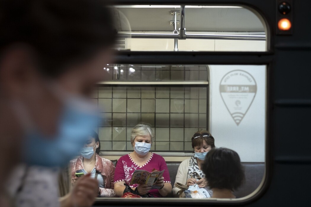 Kvinner på metroen i Moskva har tatt på seg munnbind for å beskytte seg mot smitte. Kvinner på metroen i Moskva har tatt på seg munnbind for å beskytte seg mot smitte.
