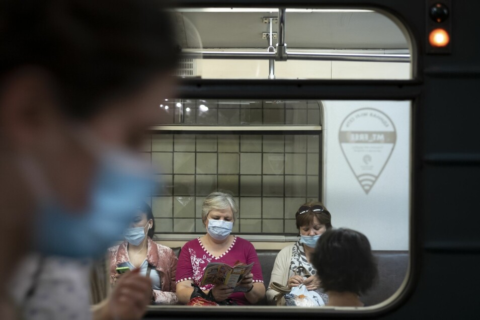 Kvinner på metroen i Moskva har tatt på seg munnbind for å beskytte seg mot smitte.