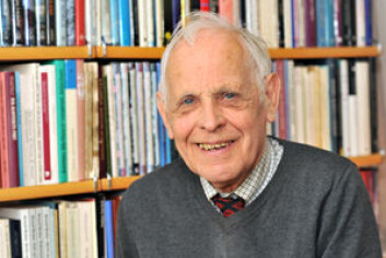 Ørnulf Hodne har blant annet forfattet boken "Påske. Tradisjoner omkring en høytid". (Foto: (Fotograf: Alf Øksdal)) Ørnulf Hodne har blant annet forfattet boken "Påske. Tradisjoner omkring en høytid". (Foto: (Fotograf: Alf Øksdal))
