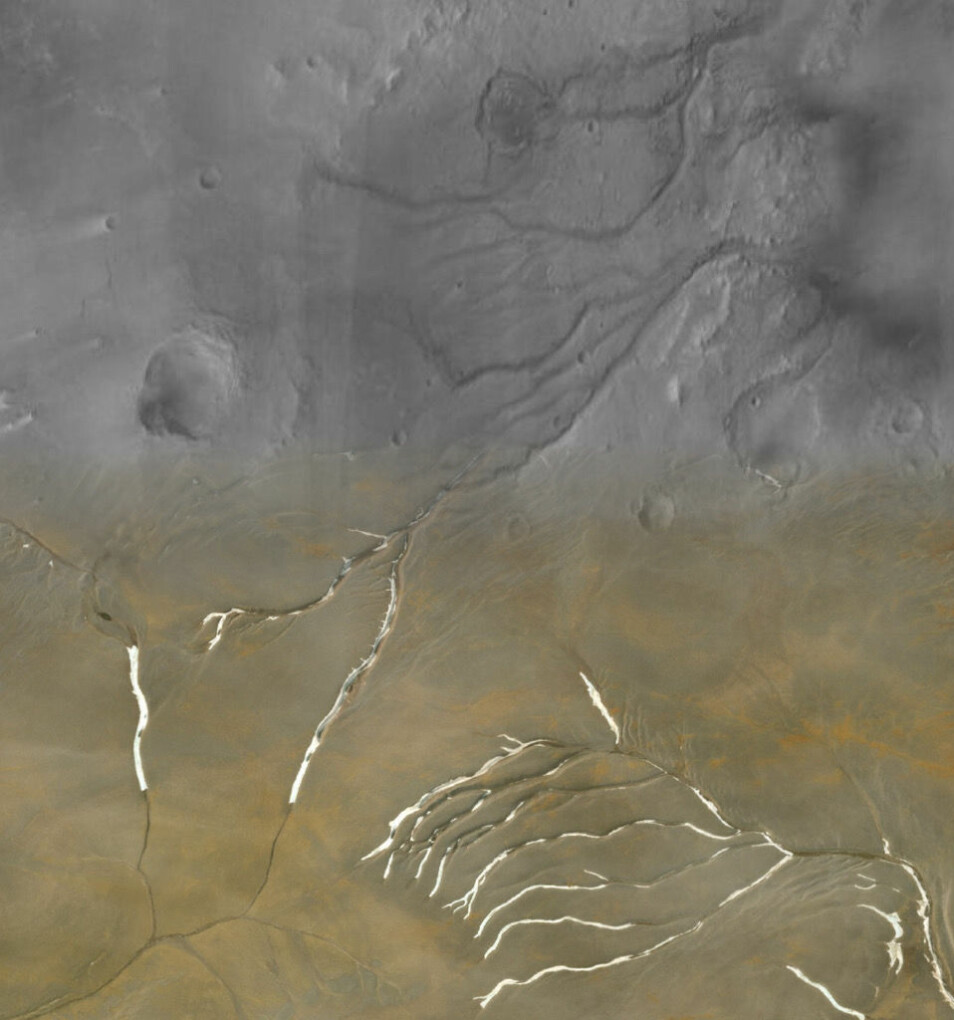 Her ser du daler på Mars på den øverste delen av bildet, og daler fra jorda på den nederste. Forskerne mener de er lagd på samme måte.