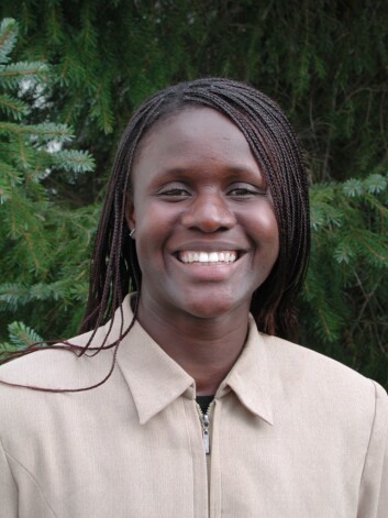 "Christine Mbabazi går på scenen på Café Sting." "Christine Mbabazi går på scenen på Café Sting."