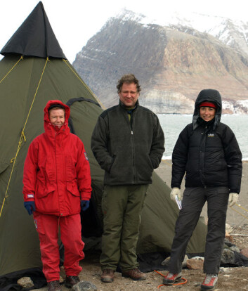 "Polarforskere på Svalbard. Cecile Rolstad i rødt." "Polarforskere på Svalbard. Cecile Rolstad i rødt."