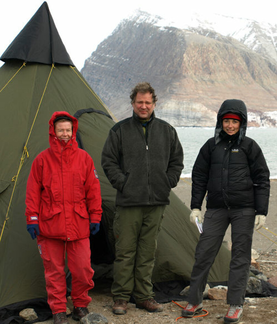 'Polarforskere på Svalbard. Cecile Rolstad i rødt.'