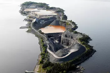 Norges største mottaksanlegg for farlig avfall ligger i et tidligere kalksteinsbrudd på Langøya i Ytre Oslofjord. (Foto: NOAH)