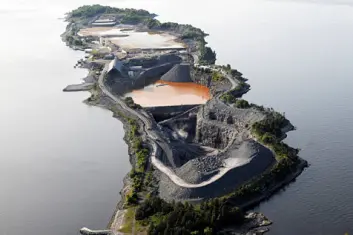 Norges største mottaksanlegg for farlig avfall ligger i et tidligere kalksteinsbrudd på Langøya i Ytre Oslofjord. (Foto: NOAH) Norges største mottaksanlegg for farlig avfall ligger i et tidligere kalksteinsbrudd på Langøya i Ytre Oslofjord. (Foto: NOAH)