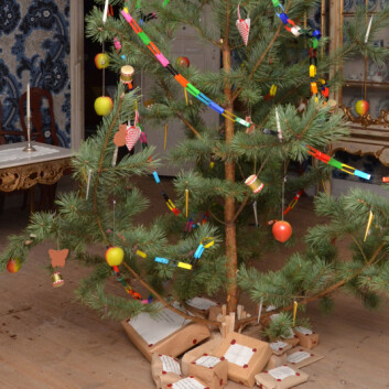 Juletre på Norsk folkemuseum. (Foto: Marit Møllhausen) Juletre på Norsk folkemuseum. (Foto: Marit Møllhausen)